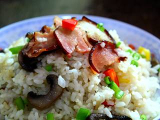 12、腊肉煲仔饭,然后拌匀即可食用