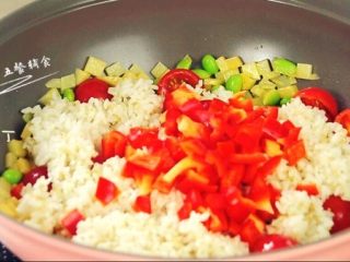 3、豪华版咖喱炒饭,再炒30秒加米饭，红椒一起炒。