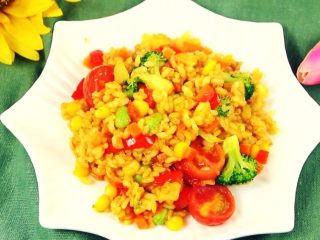 6、豪华版咖喱炒饭,好香浓的咖喱味，还没炒好，宝宝不停要。