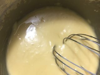 5、铜锣烧,再用蛋抽搅拌几下