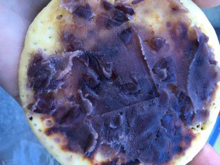 13、铜锣烧,冷却后翻过来，在里面抹上一层红豆沙