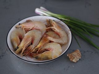 1、红烧虾,材料准备好