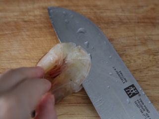 3、红烧虾,在背后划开一刀