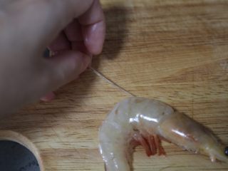 4、红烧虾,挑出虾肠