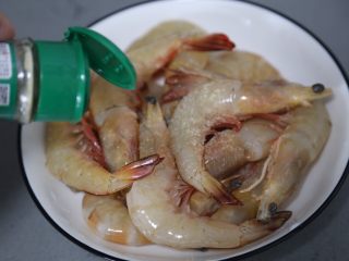 6、红烧虾,调入少许盐和胡椒粉腌制一会