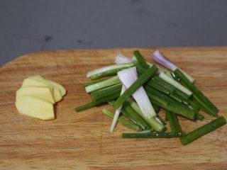 7、红烧虾,姜切片，葱切段