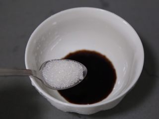 8、红烧虾,碗里放入酱油、蚝油、白糖