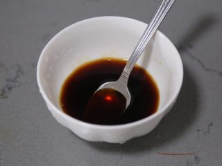 9、红烧虾,再加入料酒搅拌均匀