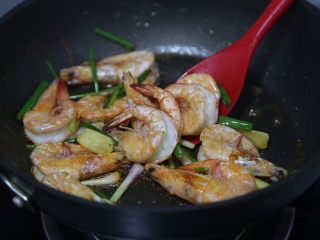 12、红烧虾,放入姜葱炒香
