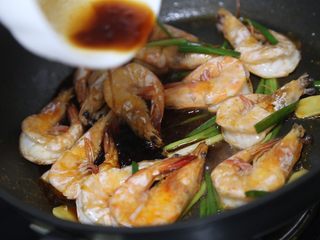 13、红烧虾,再倒入调好的料汁