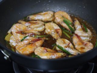 14、红烧虾,大火煮开后转小火焖煮5分钟