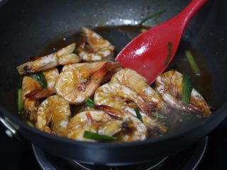 15、红烧虾,最好大火翻炒收汁