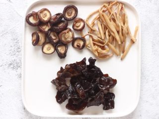 1、四喜烤麸,香菇、黑木耳、黄花菜提前温水泡发备用。泡香菇水留用。