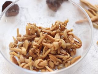 2、四喜烤麸,黄花菜切去根部，每根打个结。