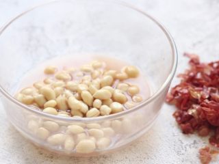 3、四喜烤麸,花生米用热水浸泡去红衣。