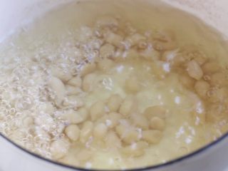 4、四喜烤麸,花生米放入锅中水煮至熟。