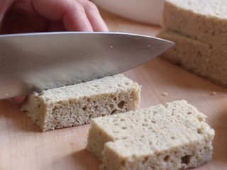 5、四喜烤麸,烤麸切约2厘米大小的方块。