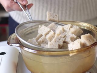 6、四喜烤麸,放入沸水中焯2分钟。