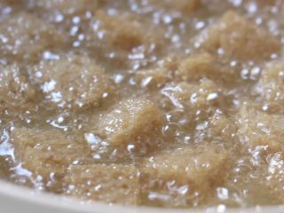 8、四喜烤麸,锅中多加油，加入烤麸，开小火煸去些水分。然后中火炸至烤麸体积缩小表面略硬，捞出控油。