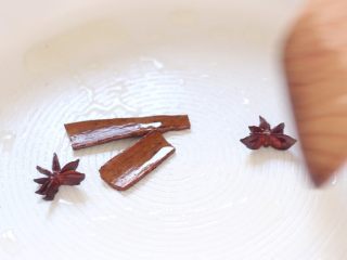 9、四喜烤麸,锅中留底油，炒香八角桂皮。