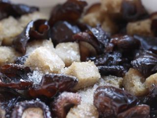 11、四喜烤麸,调入糖和盐。