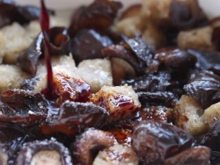 12、四喜烤麸,淋生抽、老抽、料酒。