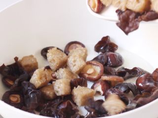 10、四喜烤麸,加入木耳、香菇、烤麸翻炒。