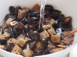 13、四喜烤麸,翻炒上色，加入泡香菇的水。