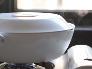 14、四喜烤麸,加盖小火煮15分钟。