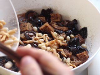 15、四喜烤麸,接着加入黄花菜和花生米翻炒均匀。