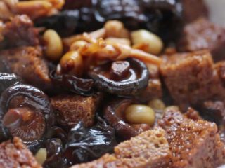 16、四喜烤麸,煮至汤汁收浓。