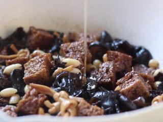 17、四喜烤麸,最后淋上芝麻香油即可。