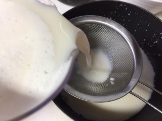 3、自制爽滑豆花,打好的豆浆用细的面筛过滤到奶锅里，用纱布过滤也可以，里面还有一些很细的豆渣，不过滤也可以，出品稍微粗糙些，豆渣也是非常有营养的。