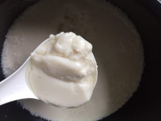 7、自制爽滑豆花,一刻钟时间刚刚还是液体的豆浆就变成嫩嫩的豆花了。