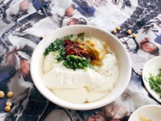 9、自制爽滑豆花,放上自己喜欢吃的调味品。