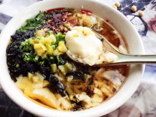 12、自制爽滑豆花,虽然豆腐花本身没有任何的咸甜浓淡，但它配上榨菜、紫菜、虾皮，生抽，芝麻油、、、、、却让豆腐花的口感更鲜、更美！当豆腐花的醇香融入鲜美的汤汁中，那美味定让人回味无穷。