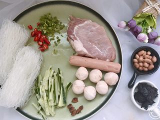 1、麻辣米线,准备好食材