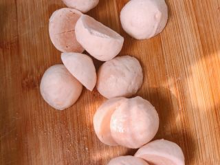 5、麻辣米线,虾丸切对半