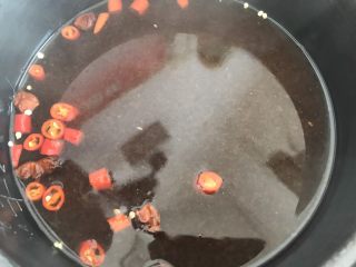 6、麻辣米线,冷水烧开，小米椒，八角放入水中