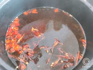 7、麻辣米线,再放入干辣椒