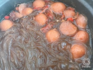 11、麻辣米线,一起烧开后，加豆瓣酱，耗油，盐，再次烧开即可出锅 ，水覆盖住其他多少许，放入八角，入锅煮滚转最小火1.5小时试味酌量加盐。