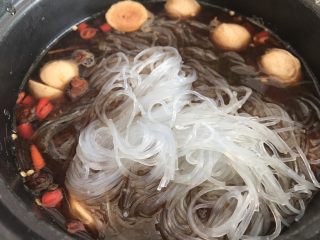 10、麻辣米线,放入米线