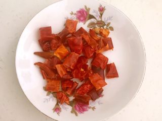 2、豉香蒸排骨,干辣椒切成小段