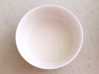 4、豉香蒸排骨,玉米淀粉加入适量水调成湿淀粉