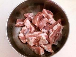 8、豉香蒸排骨,把浸泡好的排骨捞出来沥干水份