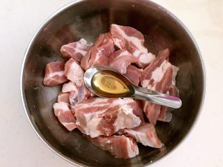 9、豉香蒸排骨,加入1勺料酒