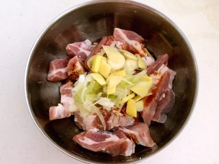 15、豉香蒸排骨,加入葱丝和姜丝