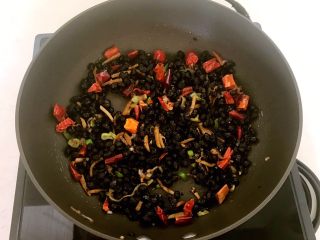 24、豉香蒸排骨,煸炒1分钟