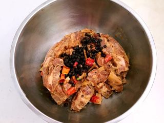 26、豉香蒸排骨,把调好味的排骨放入一个大点的盆中，加入1盘炒好的豆豉