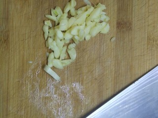 6、蚂蚁上树-肉沫炒粉丝,蒜切末